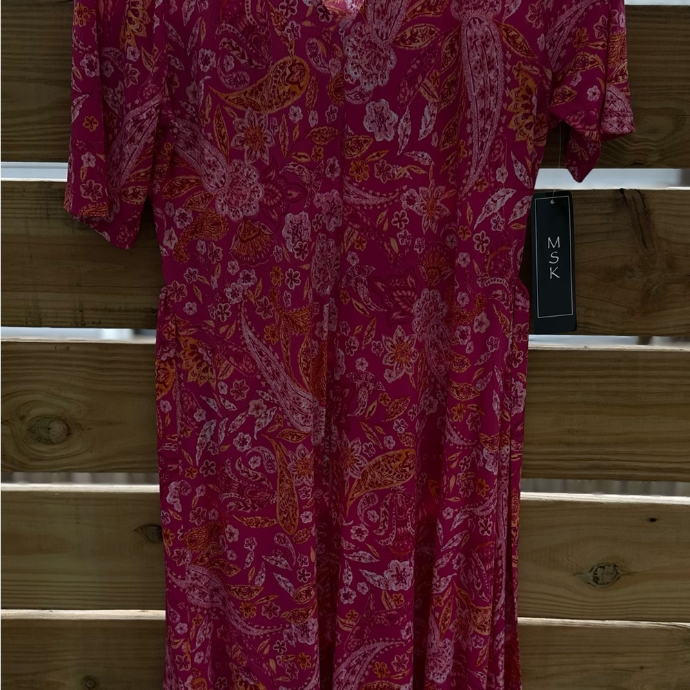 Nice shirt dress with collar and belt. Nice color for spring or summer.